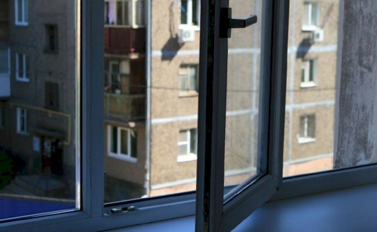 Скончалась девочка, выпавшая из окна девятого этажа в Павлодаре