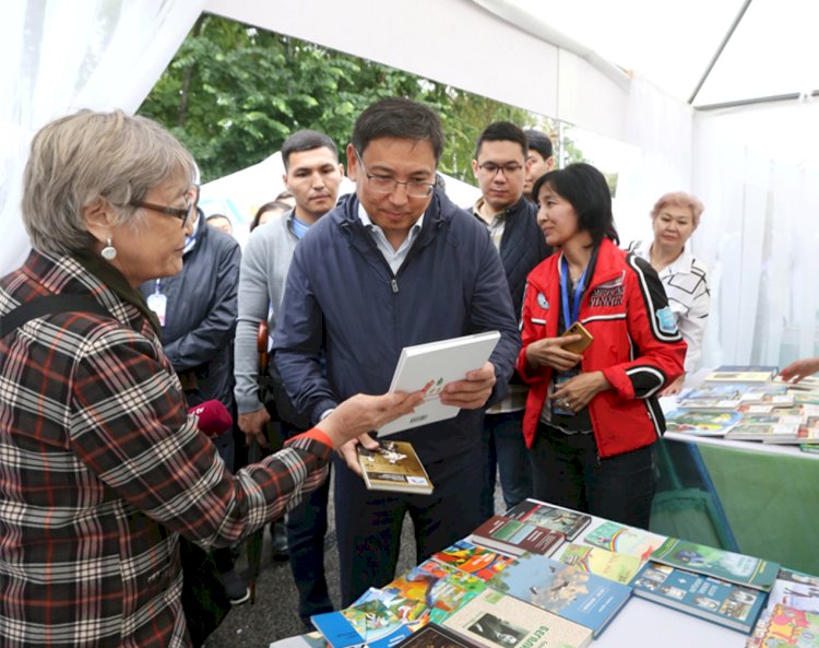 Аким Алматы посетил книжную ярмарку