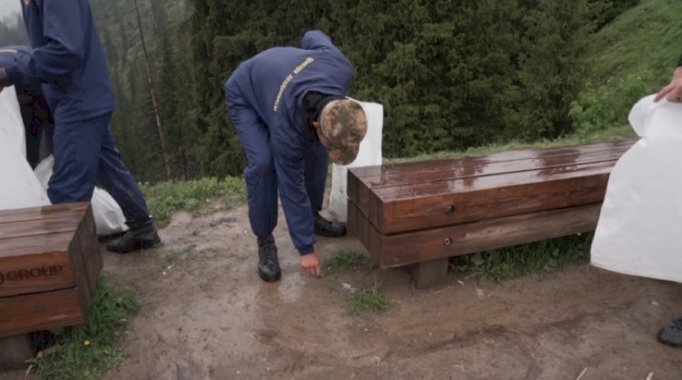 Активисты провели в горах Алматы экологическую акцию в поддержку референдума