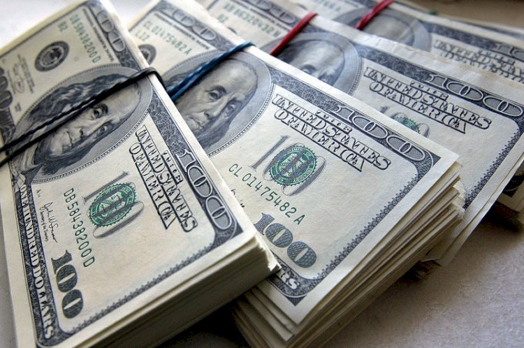 В апреле казахстанцы купили доллары на 189,2 млрд тенге