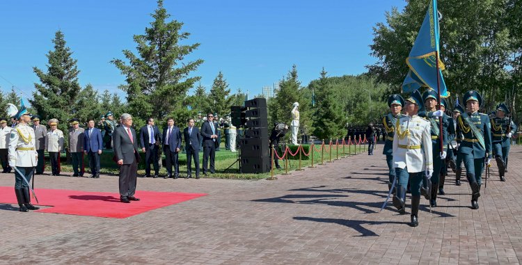 Касым-Жомарт Токаев принял участие в церемонии поднятия Государственного флага РК