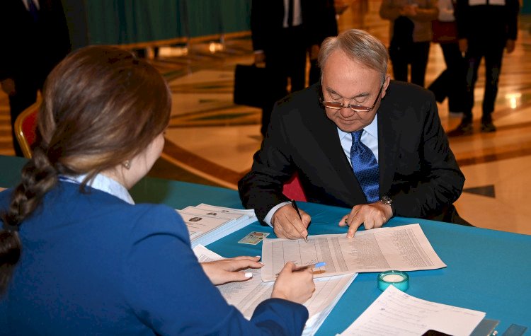 Нурсултан Назарбаев проголосовал на референдуме