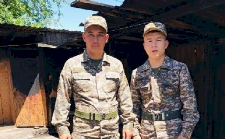 В Алматы военнослужащие спасли из огня мужчину