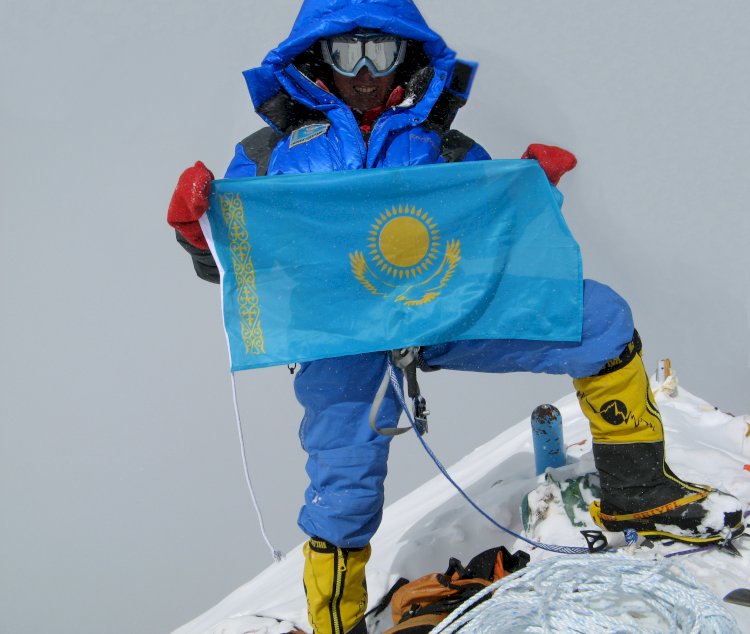 С флагом у сердца: казахстанский альпинист восходит на восьмитысячники с частицей Родины