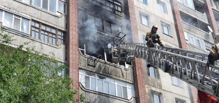 Более 30 человек спасли пожарные из горящей многоэтажки в Семее