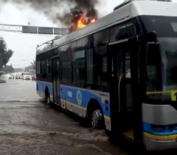 Во время ливня в Алматы загорелся троллейбус