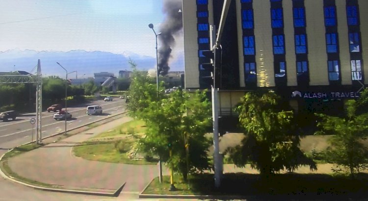 В Алматы горит двухэтажное кафе «Терраса»