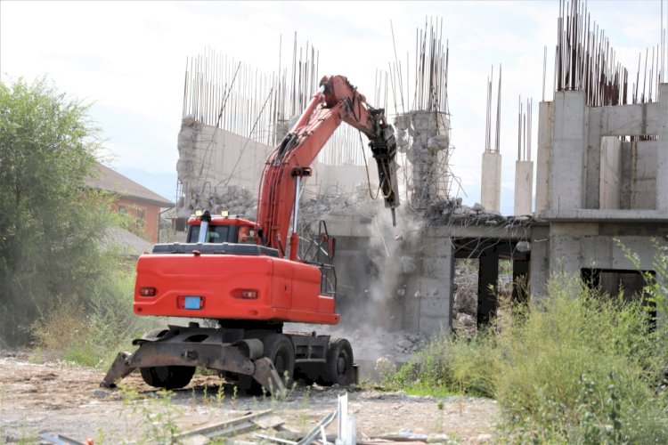 В Алматы по решению суда приступили к сносу незаконно строящегося жилого комплекса