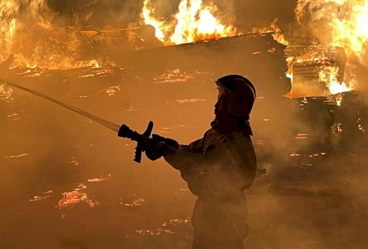 Крупный пожар произошел на строительном рынке «Бакорда» в Алматы
