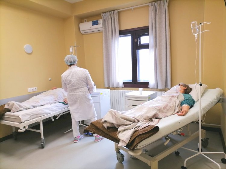 В инфекционные стационары Алматы с диагнозом КВИ уже госпитализирован 131 человек