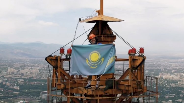 Блогер Сакен Кагаров поднял флаг Казахстана на вершине телебашни на Кок-Тобе