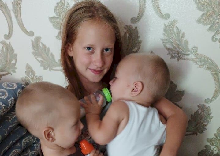 В Шымкенте 12-летняя девочка вытащила из огня своих годовалых братьев-близнецов