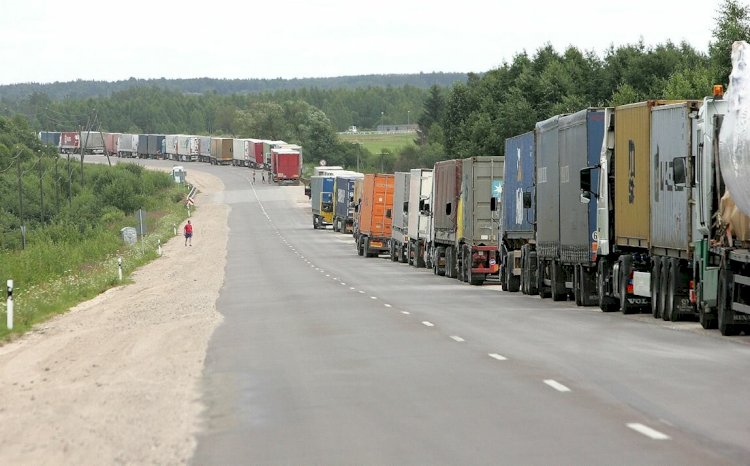 Пробка из большегрузов образовалась на границе Казахстана с Китаем