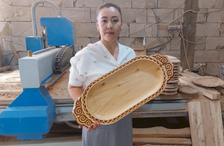 Как юрист и многодетная мама стала создавать казахскую традиционную посуду из дерева