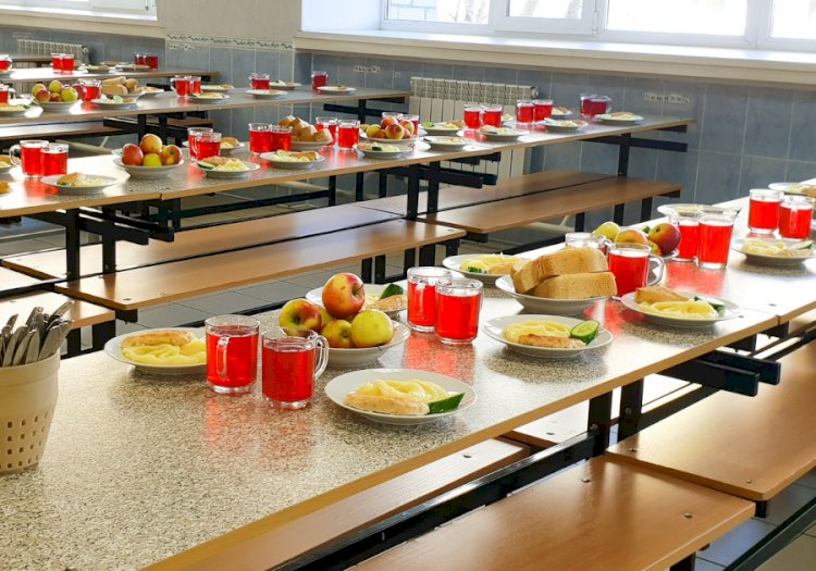 Бесплатным питанием в школах обеспечат почти 900 тысяч учеников