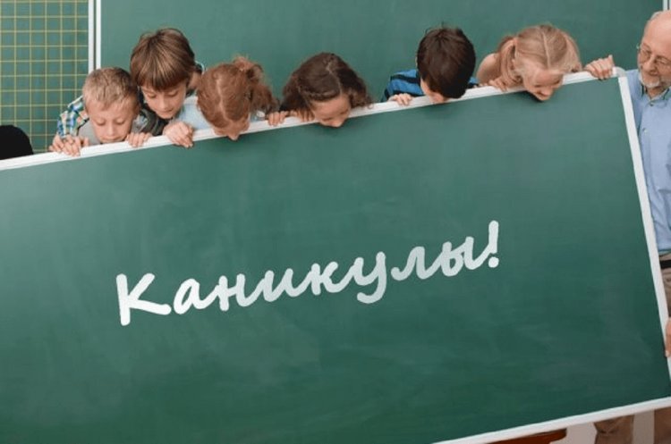 Асхат Аймагамбетов разъяснил родителям решение о сокращении школьных каникул