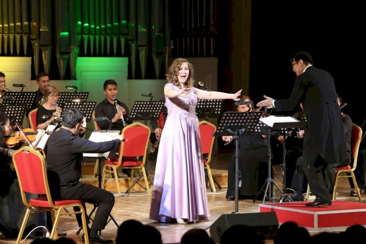 Известные оперные певцы споют на сцене Казахской госфилармонии им. Жамбыла в необычном для них жанре рока