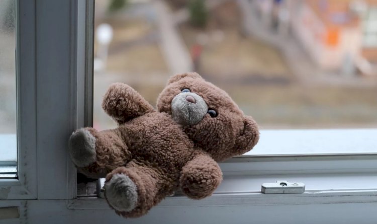 Маленький ребенок выпал из окна многоэтажки в Талдыкоргане