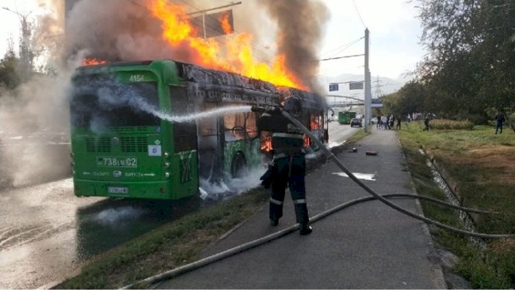 В Алматы сгорел пассажирский автобус