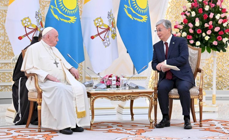 Президент Казахстана и Папа Римский Франциск провели двустороннюю встречу