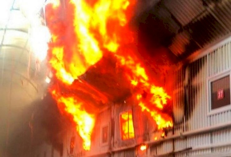 Пламя от горевшего мусора перекинулось на магазины в районе ТЦ «Бакорда» в Алматы