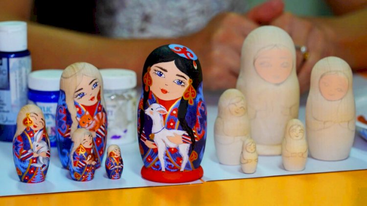 Художница из Алматы расписывает русских матрешек в национальном казахском стиле