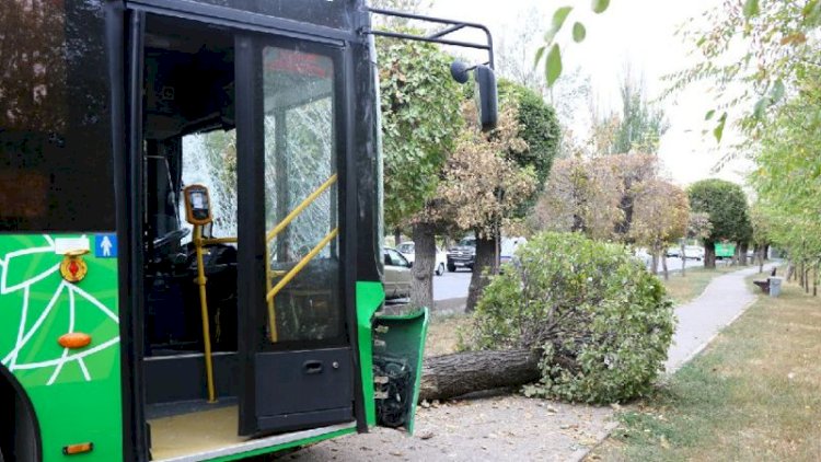 Автобус столкнулся с грузовиком в Алматы, есть пострадавшие