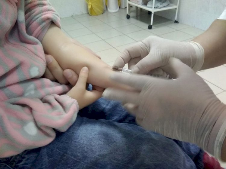 В Актобе первоклашкам по ошибке вместо пробы Манту ввели живую вакцину БЦЖ