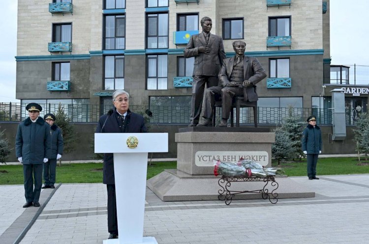 Касым-Жомарт Токаев открыл памятник «Учитель и ученик» в Семее