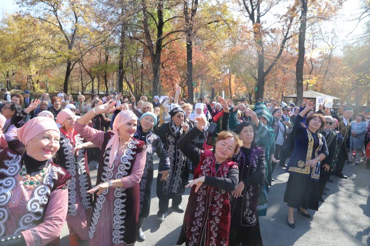 В парке Ганди девять алматинских центров активного долголетия отметили День Республики