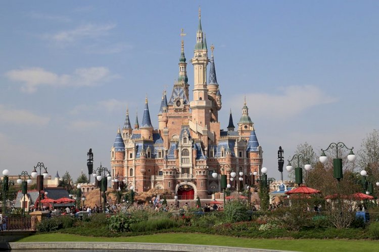 Парк Disneyland вместе с посетителями закрыли на карантин в Шанхае