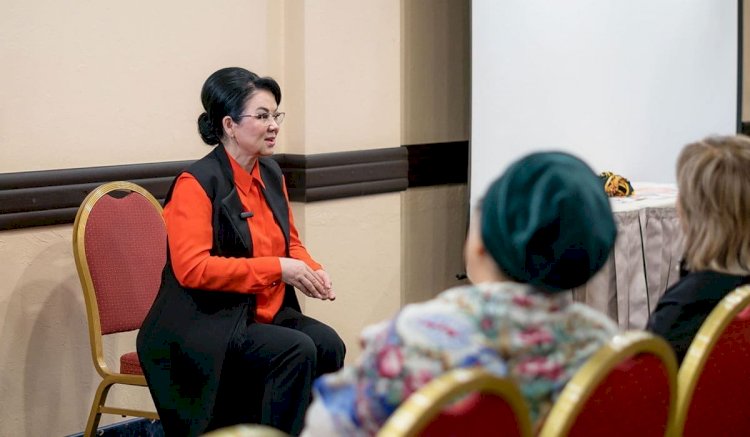 Кандидат в Президенты Салтанат Турсынбекова посетила кризисный центр в Алматы