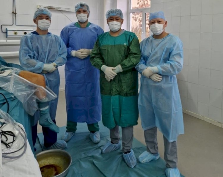 Без разреза: как алматинские врачи лечат травмы колена