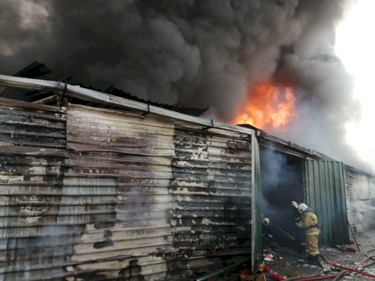Пожар произошел на барахолке в Алматы