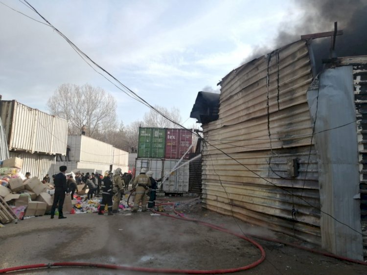 Пожар на барахолке в Алматы ликвидирован