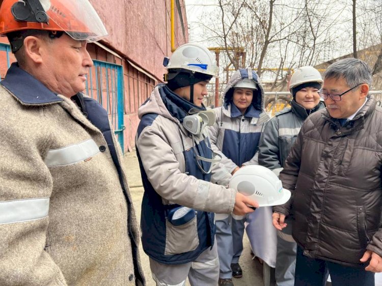 Представители отраслевых профсоюзов Казахстана передали свои каски Мейраму Қажыкен