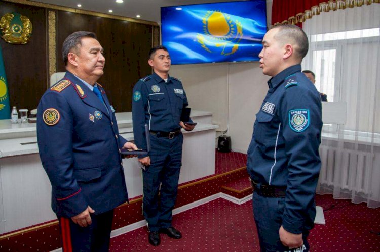 Глава МВД РК наградил столичных полицейских, спасших мужчину из ледяной воды
