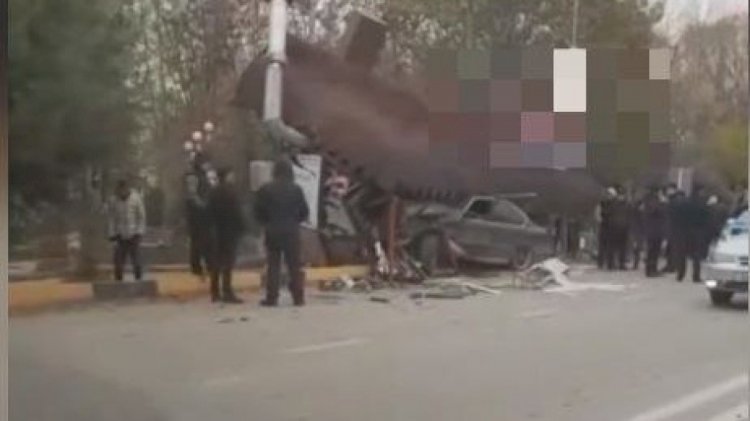 BMW врезался в автобусную остановку в Туркестанской области