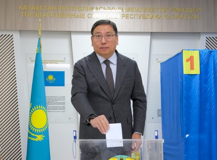 Аким Алматы вместе с супругой проголосовали на выборах Президента Казахстана