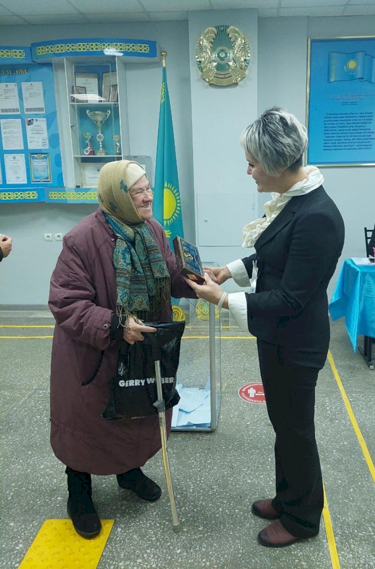В Медеуском районе на нескольких избирательных участках встретили долгожителей Алматы