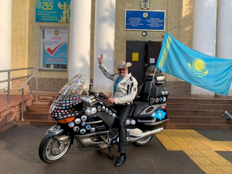 Знаменитый байкер Дмитрий Петрухин проголосовал в Алматы