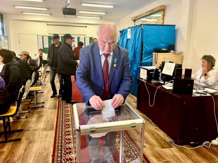 Известный писатель Дулат Исабеков проголосовал на выборах в Алматы
