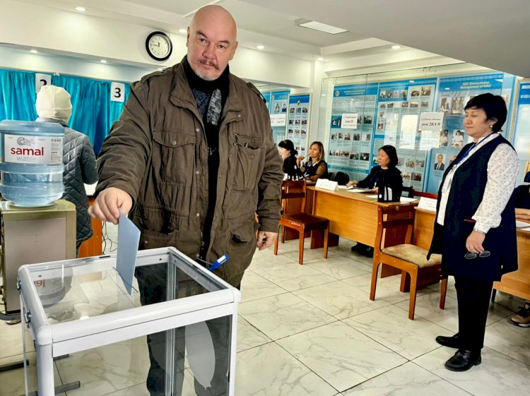 Общественный деятель Всеволод Лукашев проголосовал на выборах в Алматы