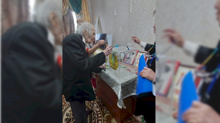 102-летний ветеран Великой Отечественной войны проголосовал в Алматы