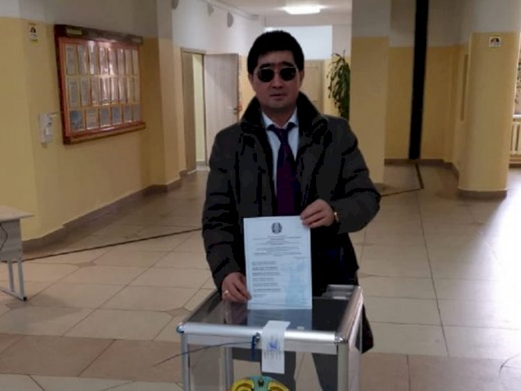 В Алматы проголосовал экс-солист дуэта «Нур-Мукасан» Мукасан Шахзадаев