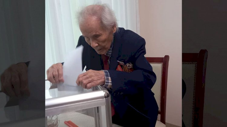 Столетний ветеран проголосовал на выборах Президента в алматинской больнице