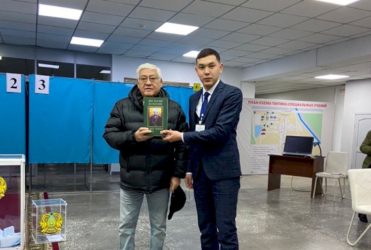 Известные артисты проголосовали в Алматы