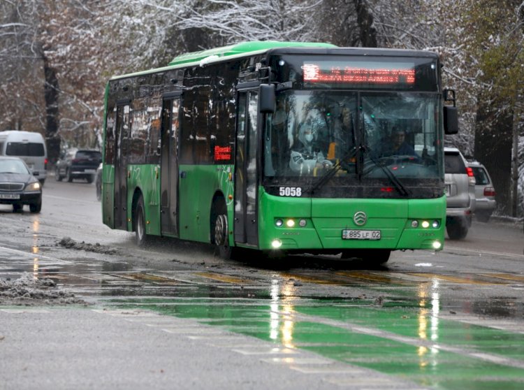 Автобус провалился колесом под асфальт в Алматы