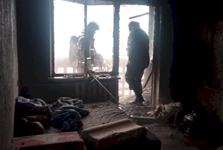Двухлетнюю девочку спасли пожарные из задымленной квартиры в Алматы