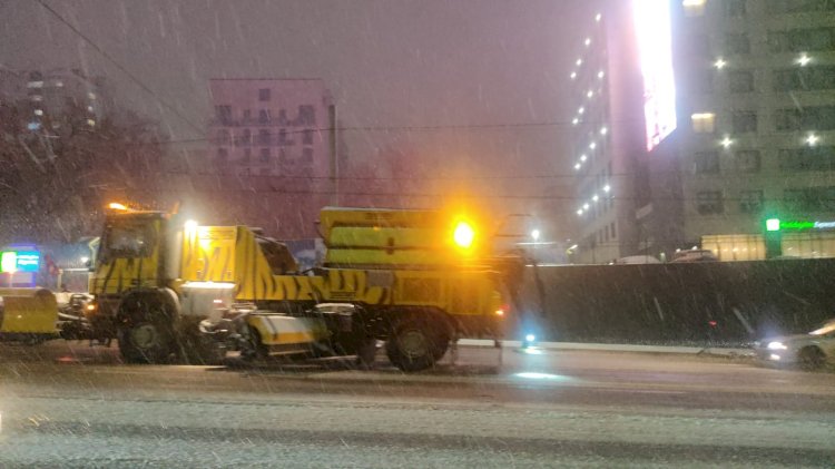 Коммунальными службами Алматы ведутся работы по уборке снега